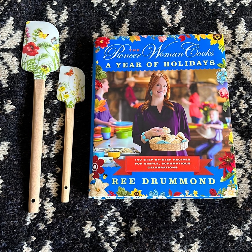 Bundle! Pioneer Woman cookbook: A Year of Holidays and 2 spatulas.